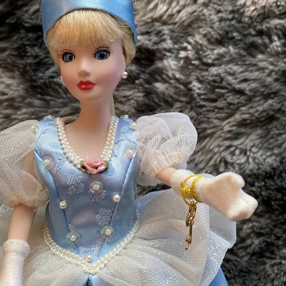 Porcelain Princess Cinderella - Picture 4 of 16